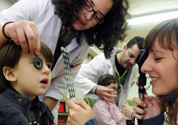 El Gobierno acuerda pagar los primeros 100 euros de las gafas o lentillas de los menores de 16 años