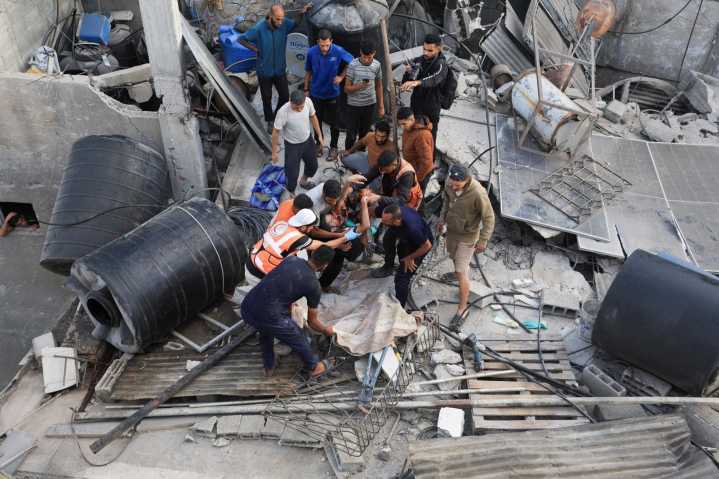 Israel reanuda el alto el fuego en Gaza tras una noche de sangrientos bombardeos con 100 palestinos muertos