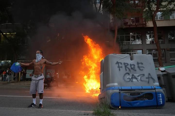 Incidentes en Barcelona por la huelga de Palestina: cargas, quema de contenedores y gas pimienta de los Mossos para evitar el boicot al Hapoel de Jerusalén de baloncesto