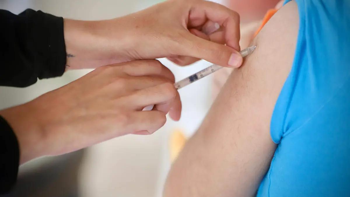 Arranca campaña invernal de vacunación contra influenza, COVID