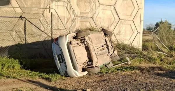 Hallan taxi volcado en carretera 80