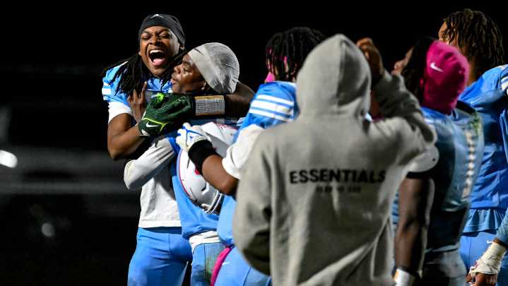 Four downs from Everett football edging Holt on late touchdown