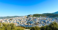 El pueblo de Málaga que califican como 'monumento natural', con huellas del Paleolítico Inferior y que brilla por su turismo activo