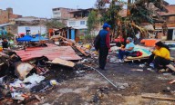 Damnificados de incendio en Pamplona Alta regresan a zona destruida y denuncian abandono