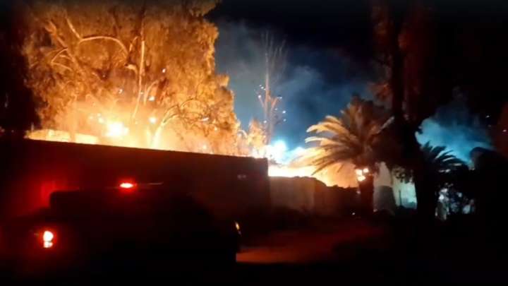 Un incendio en un baldío afectó el local Chinga tu Madre y Casa de Gobierno