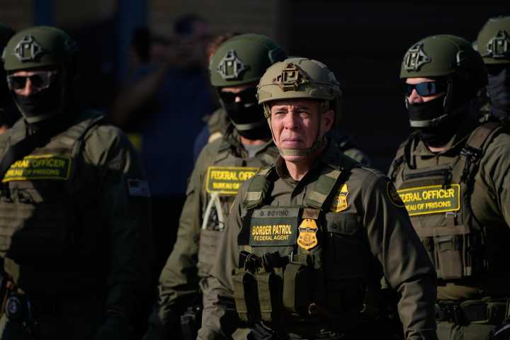 Protesters at ICE facility object to barricades, agents detain multiple people