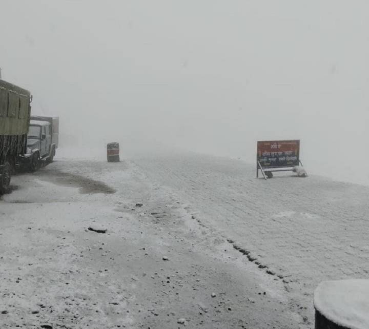 Kashmir’s Higher Reaches Receive Fresh Snowfall