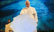 Papa León XIV bendice bloque de hielo de 20 mil años como símbolo contra la crisis climática