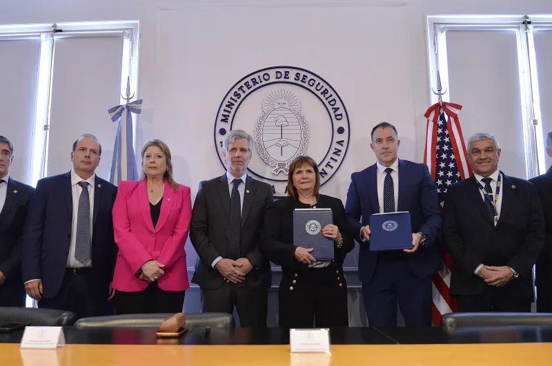 Bullrich firmó dos acuerdos históricos con el FBI para fortalecer la investigación criminal