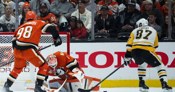 Chris Kreider's 2nd goal breaks tie late as Ducks top Penguins 4