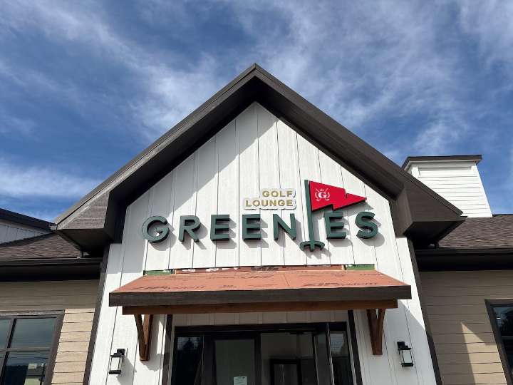 New golf lounge Greenies brings year-round tee time to Clay