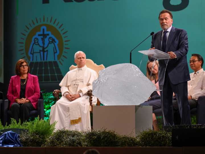El papa León XIV y Alrnold Schwarzenegger unen fuerzas para ejercer presión sobre los gobiernos para frenar el cambio climático