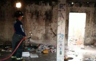 Pandilla de vagabundos incendia casa abandonada en Acuña