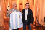 Legendario futbolista argentino visita Palacio Presidencial en Panamá (+Foto)
