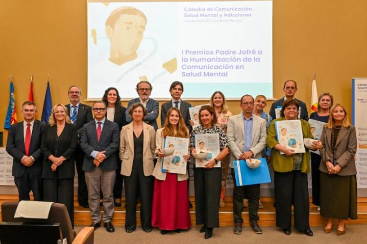 La Cátedra de Comunicación, Salud Mental y Adicciones de la CEU UCH premia a los profesionales de la información y la sanidad por su labor tras la DANA