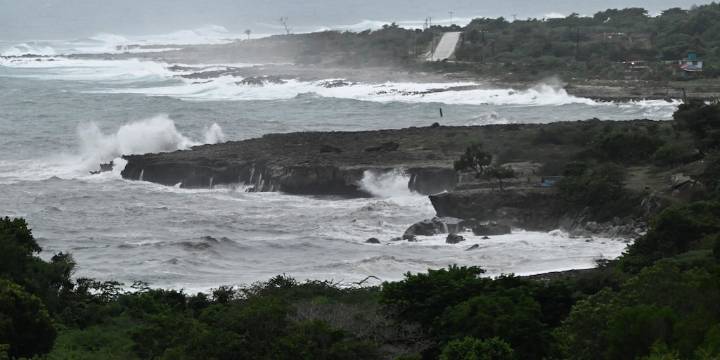 EN VIVO: El huracán Melissa se degradó a categoría 3 pero sigue siendo “extremadamente peligroso” mientras se acerca a Cuba