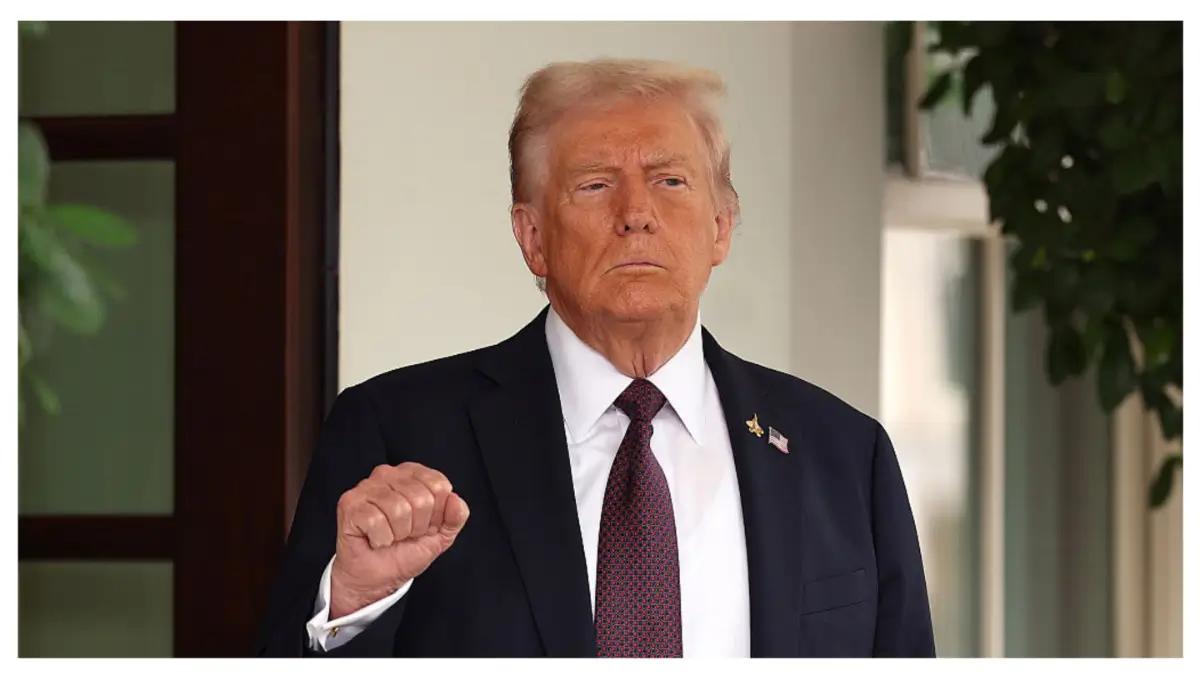 ‘No Way!’: Trump’s Commanding Moment Collapses the Second He Gets an Urgent Note