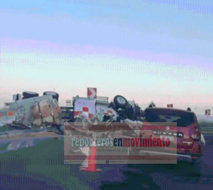 TRÁILER SUFRIÓ VOLCADURA CUANDO IBA BAJANDO EL PUENTE SANTÍN DE LA CARRETERA TOLUCA