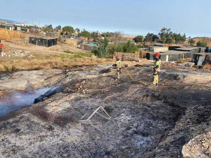 Afectadas más de medio centenar de chabolas por un incendio en Palos de la Frontera