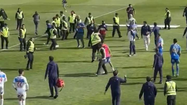 Barristas del Everton de Viña del Mar, de Grupo Pachuca, invaden la cancha