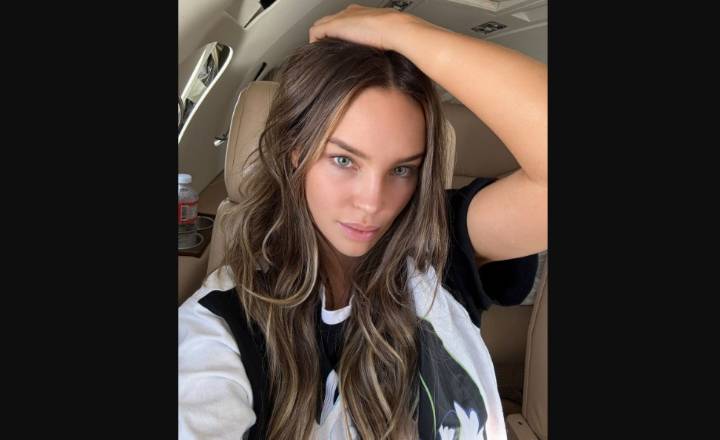 Belinda sufre accidente en concierto: se lastima un dedo tocando la batería
