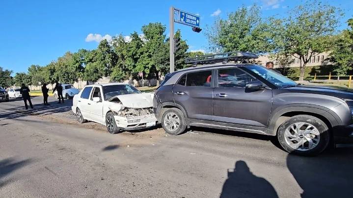 Auto impactó a camioneta en semáforo