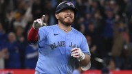 Tijuanense Alejandro Kirk hace historia en las Grandes Ligas con dos home runs en postemporada