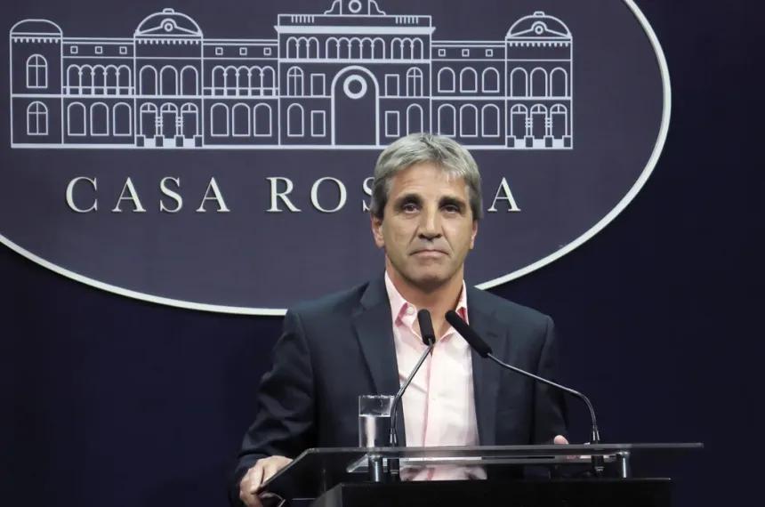 Caputo ratificó que no modificará el esquema cambiario pese a que el mercado espera un giro