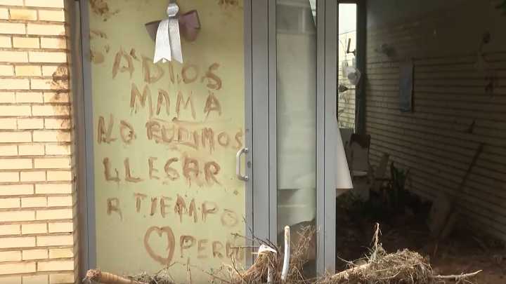 ?Adiós mamá no pudimos llegar a tiempo. Perdón?, historia de un mensaje escrito en barro