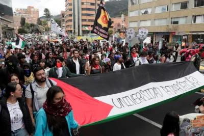 Colombianos manifiestan su apoyo a Palestina y caminan hacia la Embajada de EEUU en Bogotá