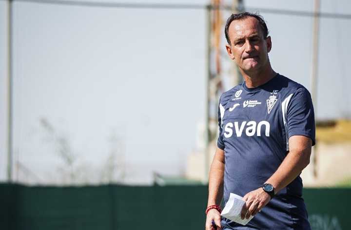 Deportes | El Murcia, colista de Primera RFEF, juega en Elda envuelto en un mar de dudas
