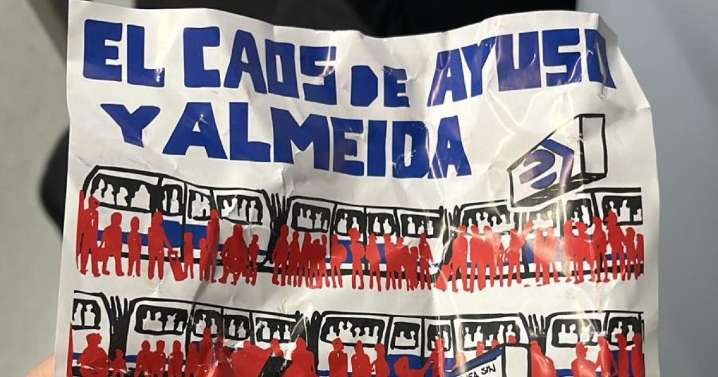 El PSOE reparte panfletos denunciando la situación de Metro de Madrid pese al estado del Cercanías