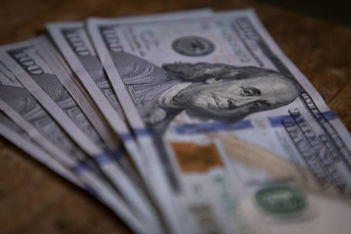 El dólar oficial se mantuvo estable y el blue subió a $1.475