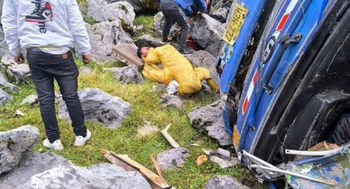 Dos fallecidos y un herido tras volcadura de camión en Huánuco