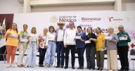 Américo Villarreal entrega tarjetas de Pensión Mujeres Bienestar en Tamaulipas