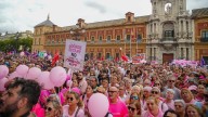 Multitudinaria manifestación en Sevilla por los fallos en el cribado de cáncer de mama: "La supervivencia política no puede estar por encima de la humana"