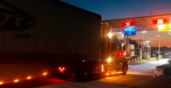 Persisten bloqueos parciales en caseta de Zinapécuaro este jueves