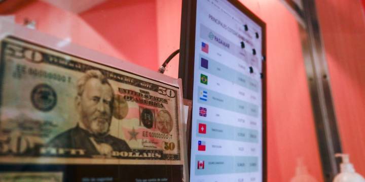 El dólar volvió a $1.500: ¿hora de comprar o de vender?