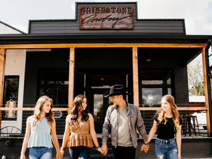 Craig Campbell & Family Announces Christmas Shows at Grindstone Cowboy