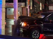 Mujer queda atrapada tras choque en la avenida Pacheco y 20 de Noviembre