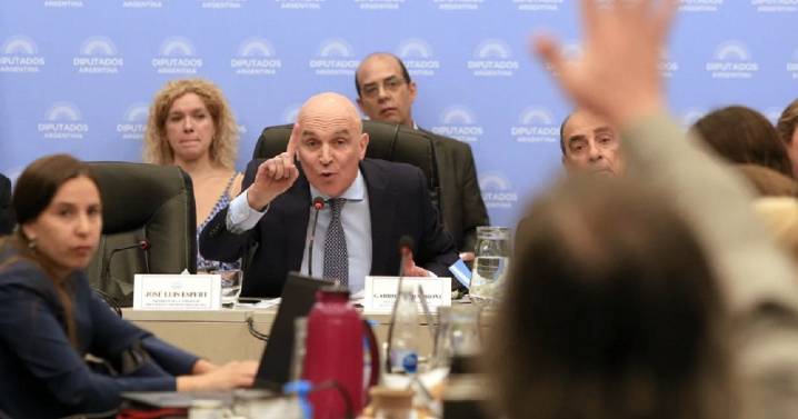 José Luis Espert quedó en el ojo de la tormenta, entre la furia opositora y los cortocircuitos en el Gobierno