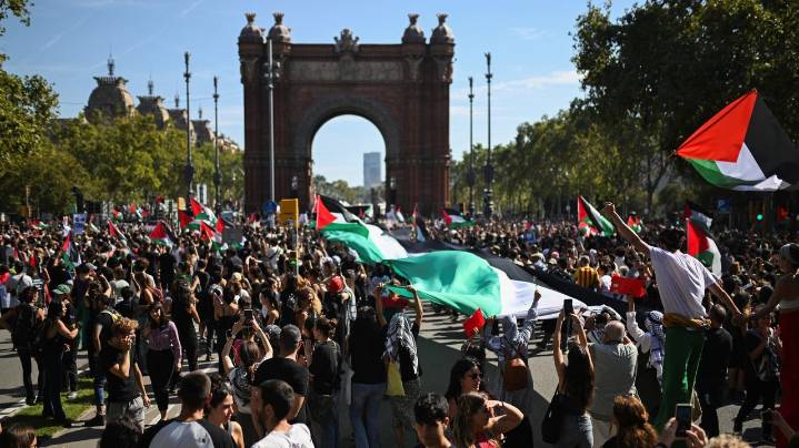 Miles de personas se manifiestan en Barcelona en apoyo a Gaza
