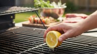 Pocos lo saben: para qué sirve frotar medio limón en la parrilla antes del asado
