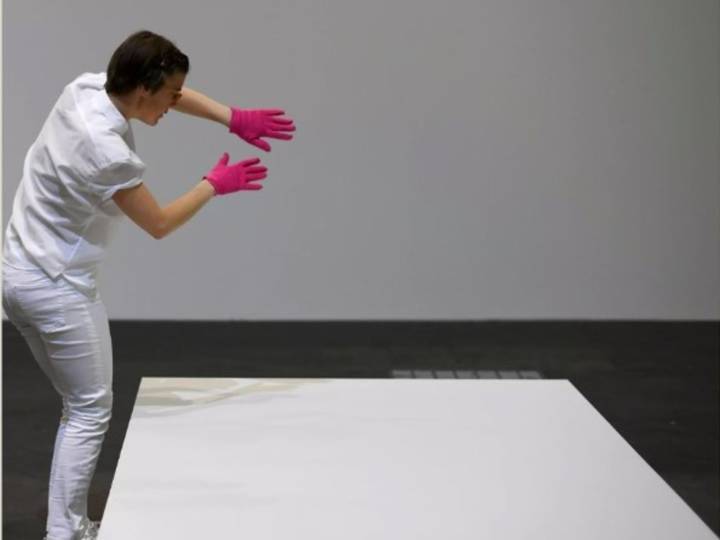Un escultor vendió una estatua "invisible" por 17.000 dólares
