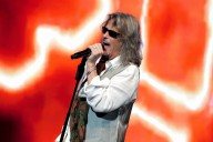 Kelly Hansen sings with Foreigner for the last time