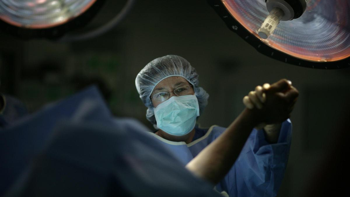 ¿Por qué la Organización Médica Colegial dice que no faltan médicos y Aragón insiste en que sí?