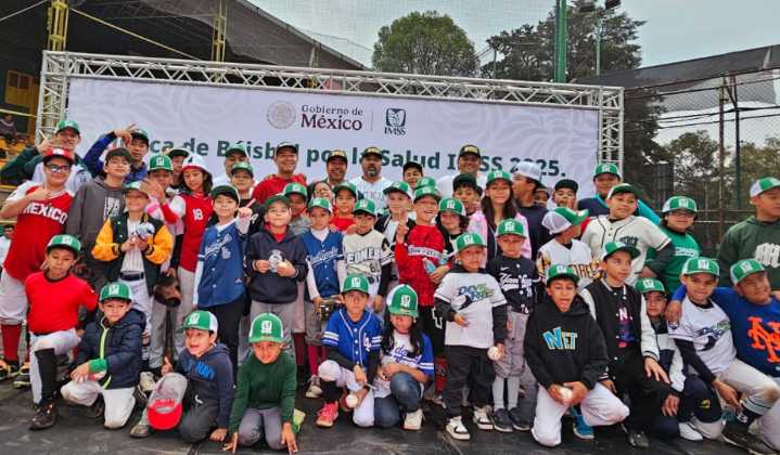 “Significa mucho”: Vinicio Castilla encabeza la clínica de béisbol del IMSS para entrenar al talento joven