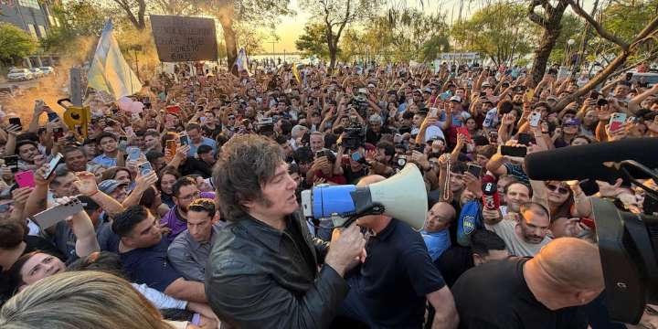De campaña por el litoral, Milei se mostró cercano al gobernador de Chaco y pidió a los argentinos que “se sigan esforzando”