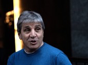 Caputo apuesta a una baja del dólar y recomprar deuda con US$ 20.000 millones de bancos internacionales