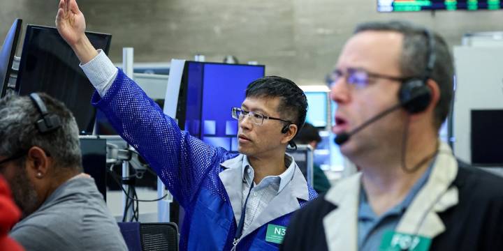 El riesgo país se derrumbó casi 400 puntos y cerró en 708